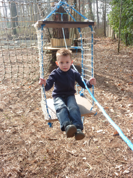 enfant dans une balançoire