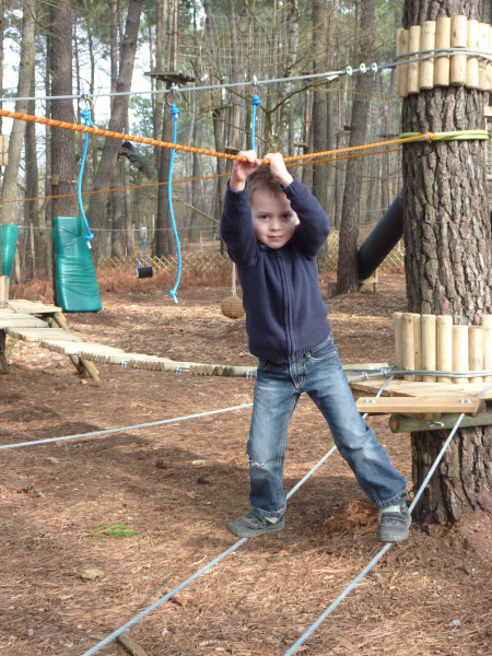 enfant dans le parcours pitchouns