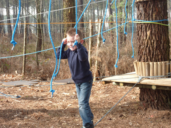 enfant dans le parcours pitchouns