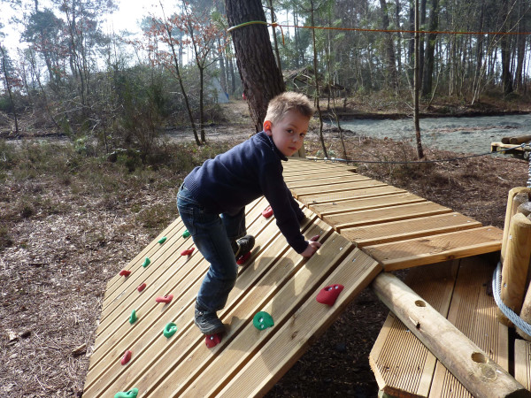 une enfant qui monte sur un jeu