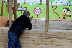 Un homme qui vise la cible avec un pistolet de biathlon